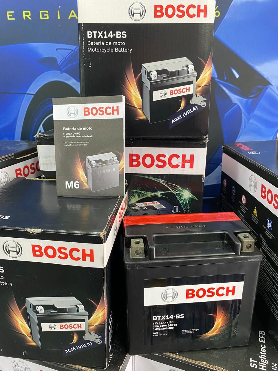 Baterías de coche Bosch en cajas, de color negro y rojo, con el logotipo de Bosch expuesto.