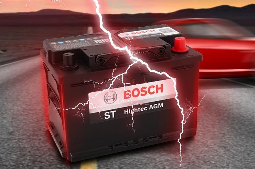 Batería de coche Bosch con destellos de relámpagos, coche rojo difuminado en el fondo.