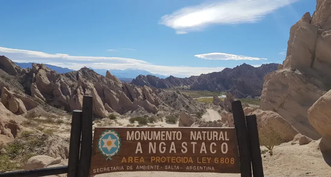 A sign that says monumento natural a ngastaco on it