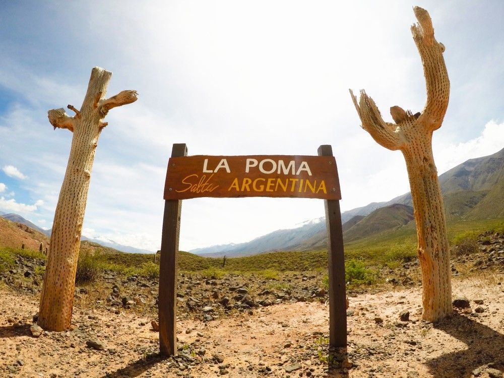 A wooden sign that says la poma on it