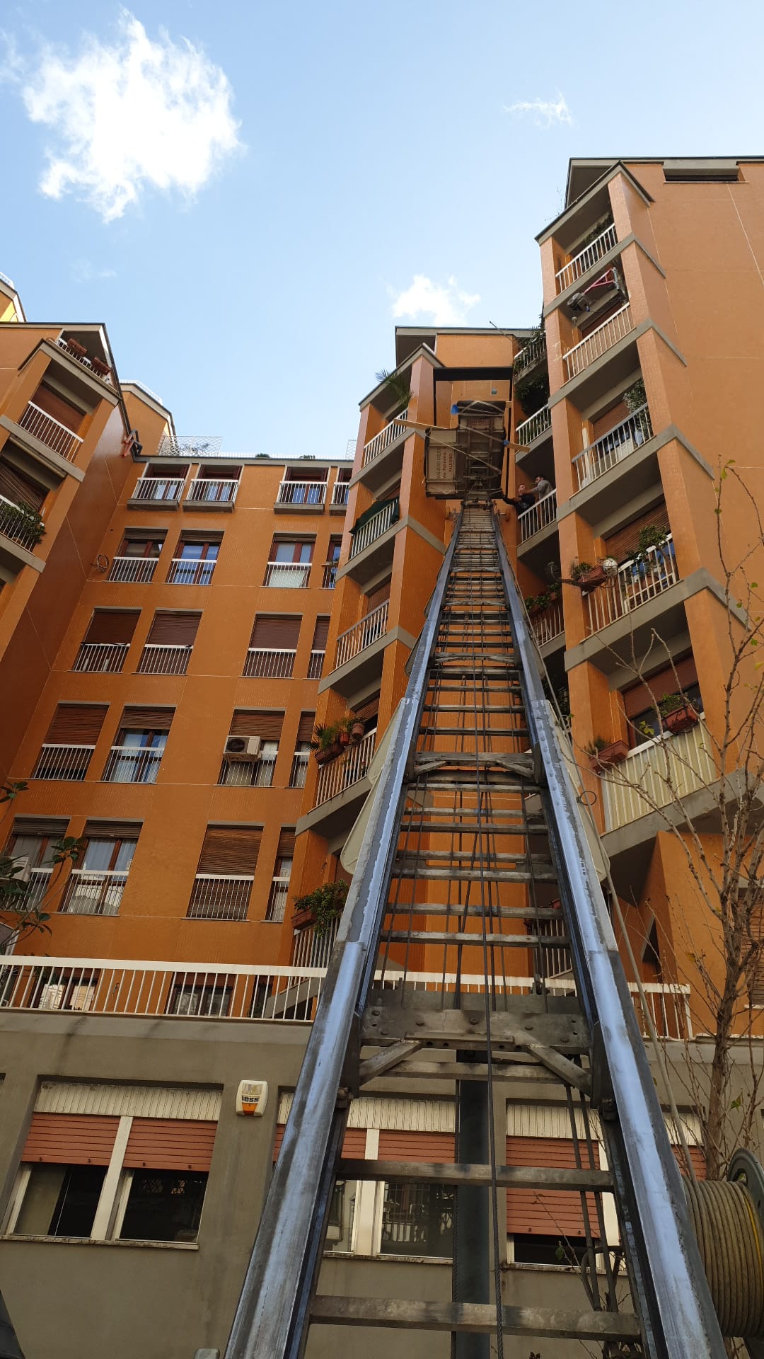 autoscala per sgombero appartamento in altezza