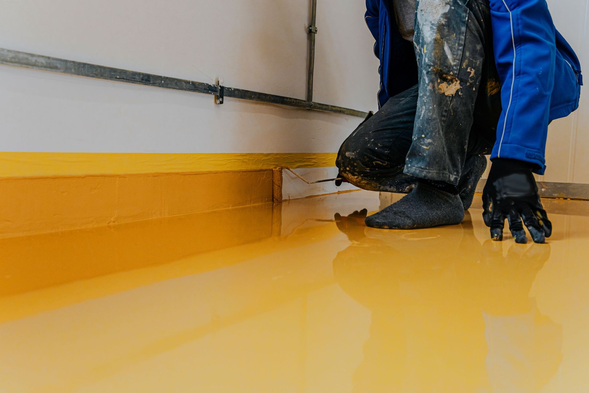 worker coating floor selfleveling epoxy resin