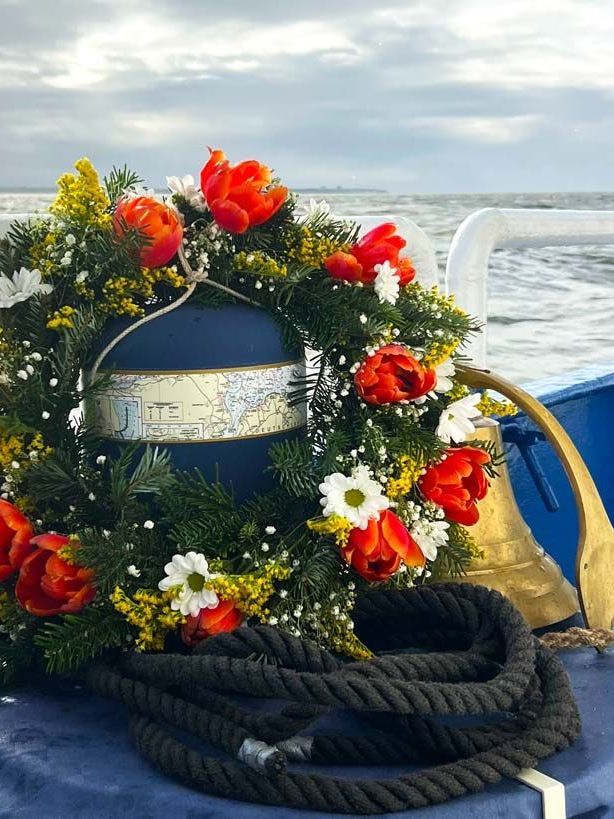 blaue Urne auf Boot während Seebstattung
