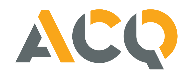 Les lettres « ACQ » dans une police sans empattement moderne, les lettres étant colorées en segments alternés gris foncé et jaune.