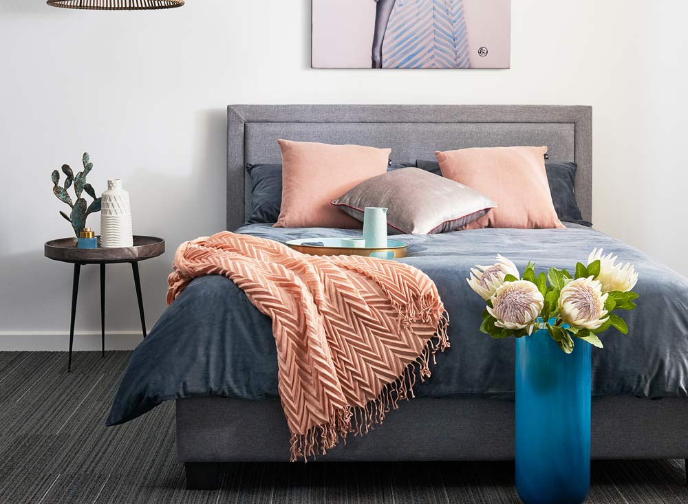 UPHOLSTERED BED HEAD