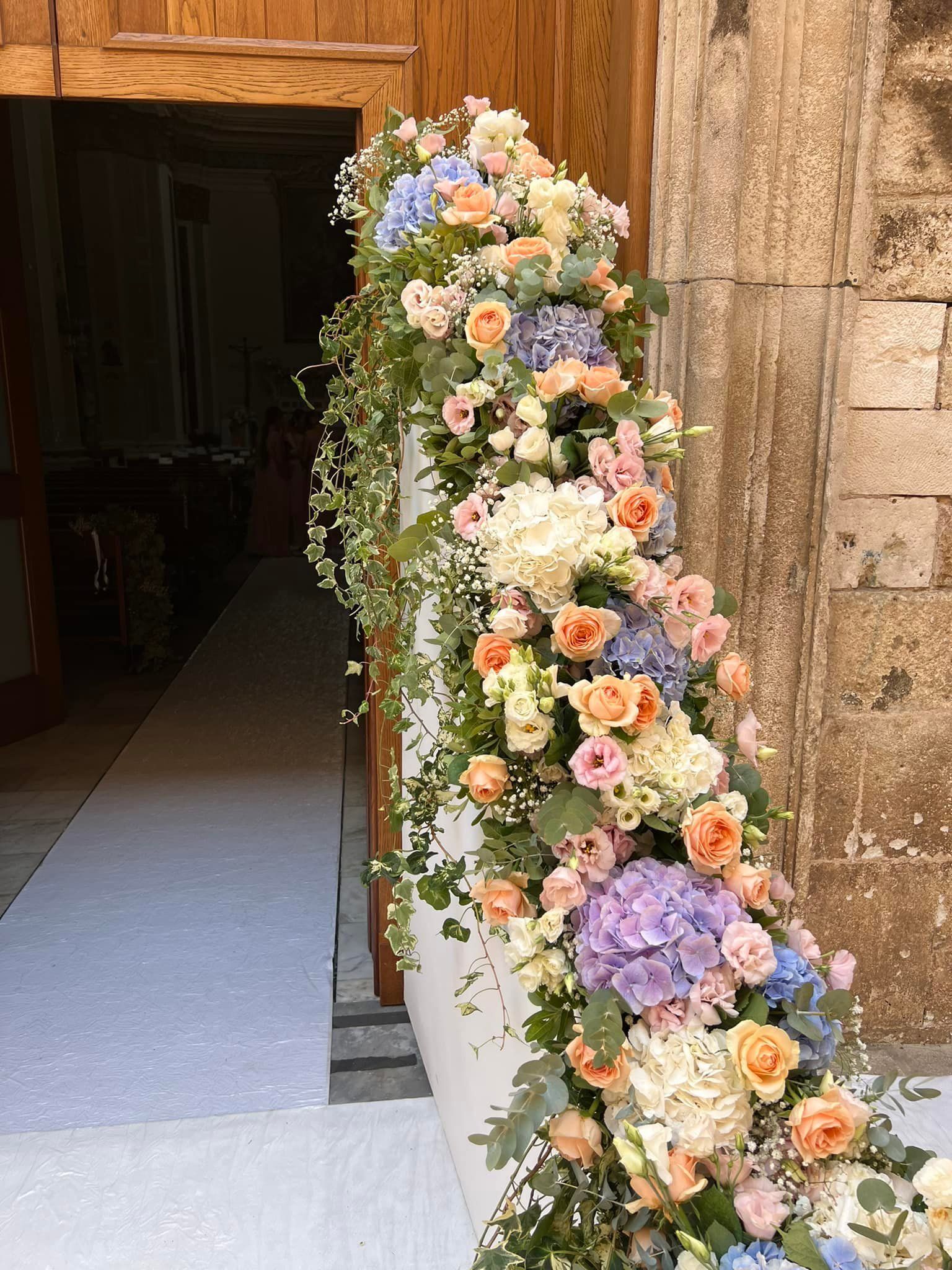 fiori lilla, pesco e bianchi chiesa