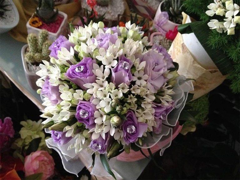 bouquet sposa fiori bianchi e lilla