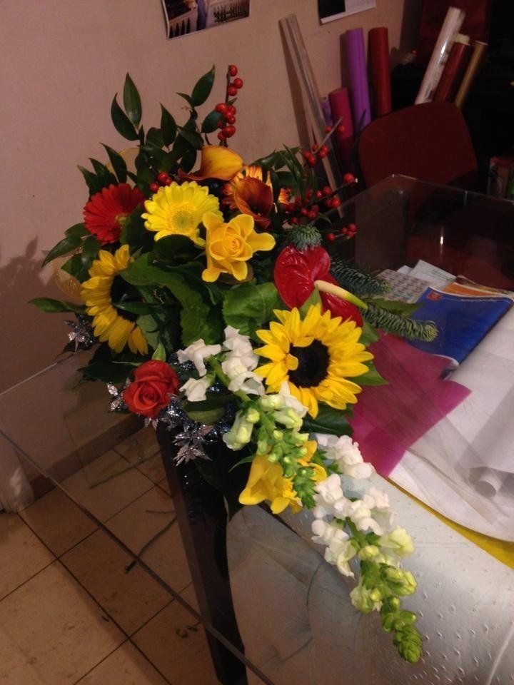 composizione con rose e girasoli