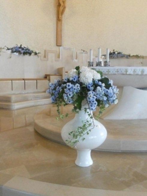 composizione floreale in chiesa