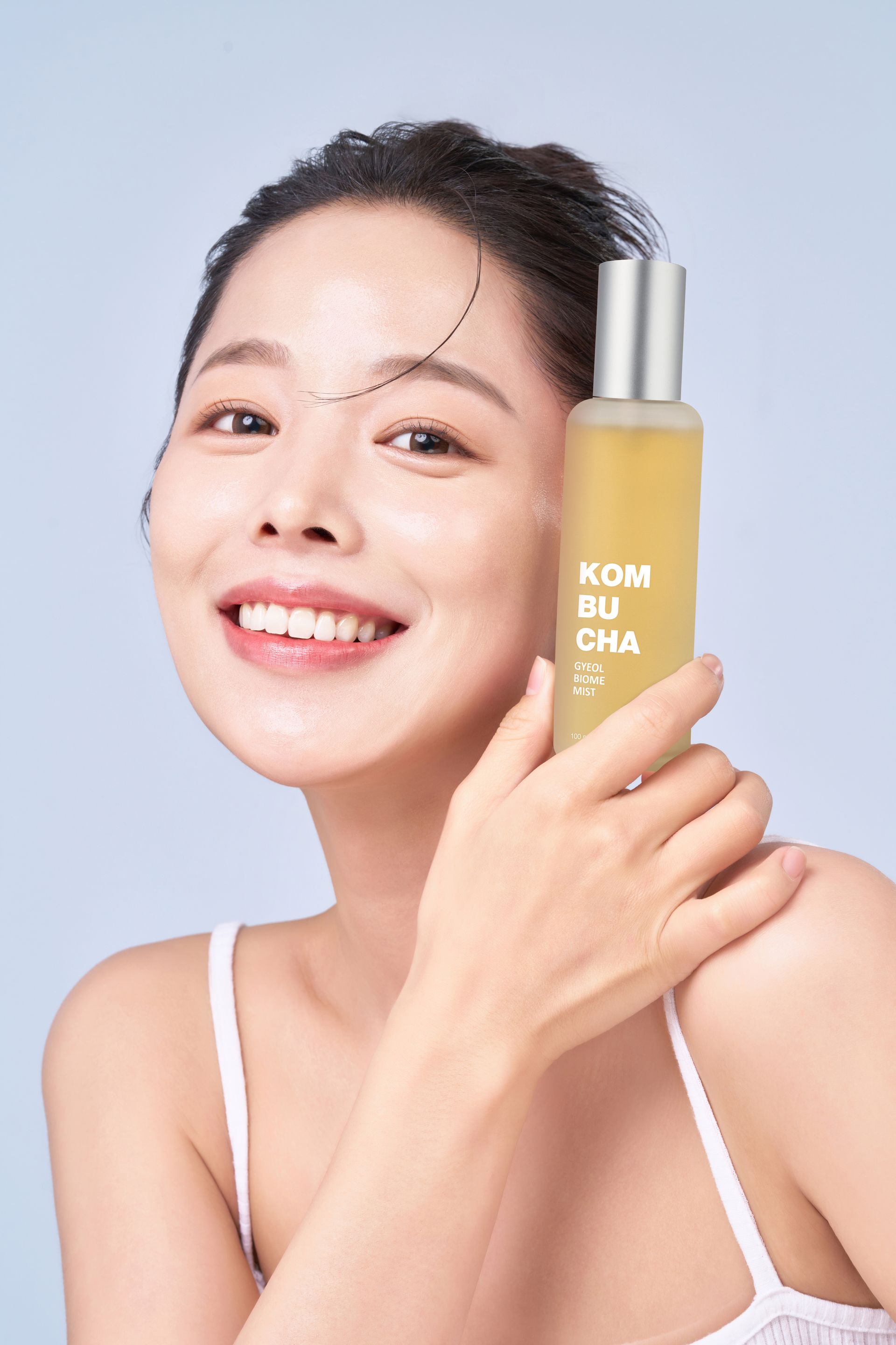 Elisha Coy 康普茶噴霧瓶。聲稱能用康普茶萃取物滋養肌膚。瓶身印有女性臉部圖案，並附有中文文字。