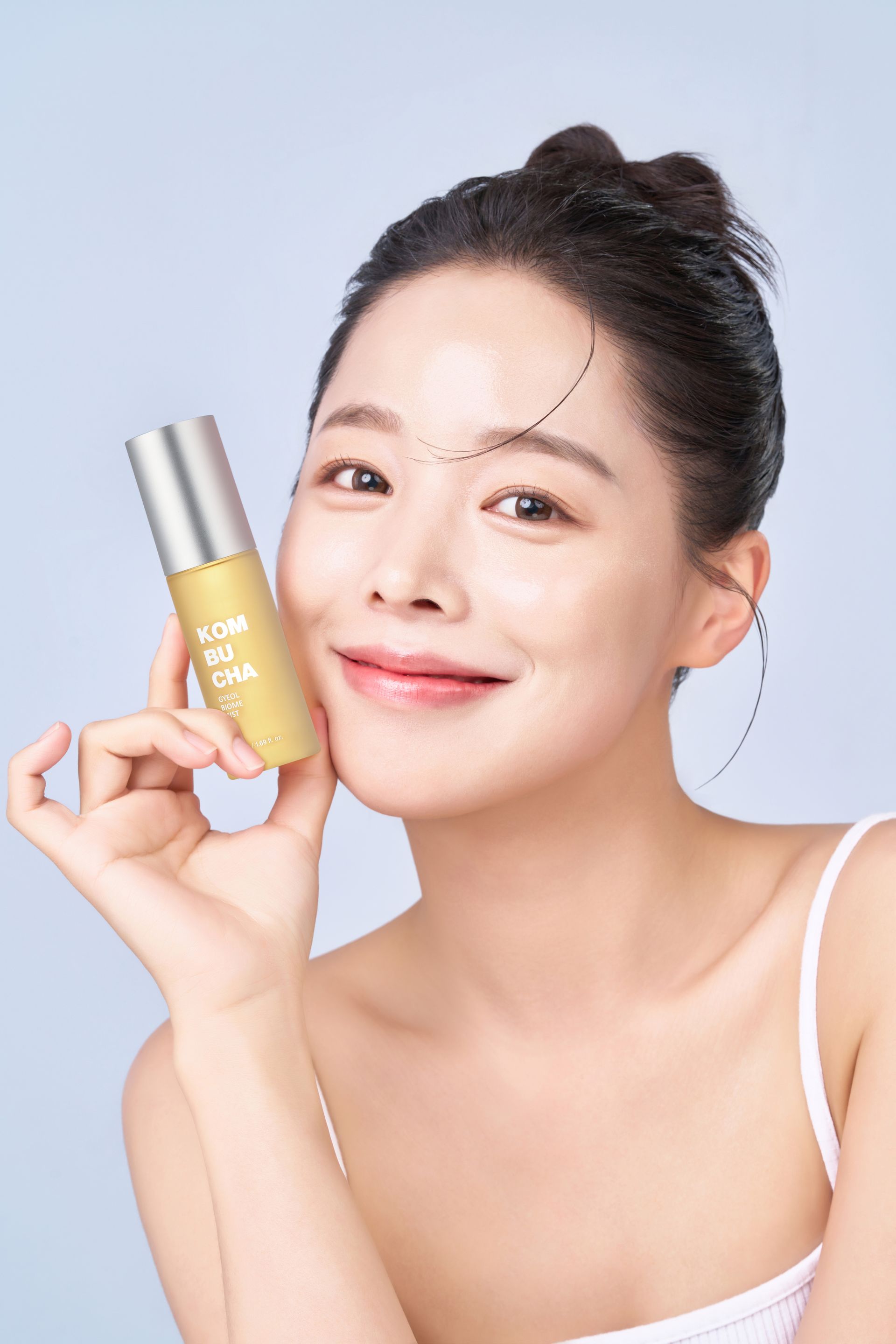 Elisha Coy Gyeol-Biome 康普茶噴霧瓶，一位女士手持噴霧器。發酵康普茶含量達 86%。