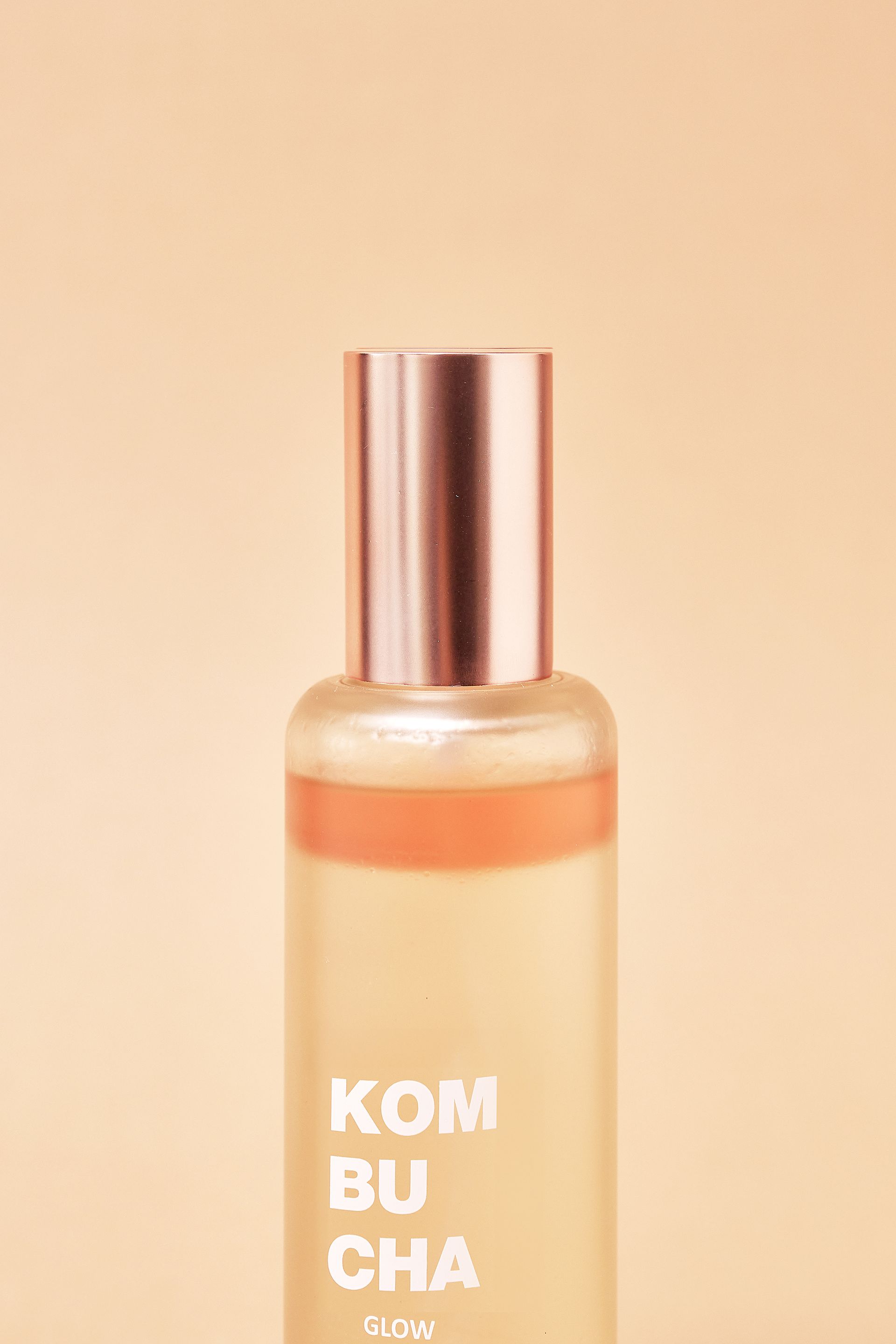 Elisha Coy Kombucha 臉部噴霧瓶，上面印有關於其保濕和亮白功效的文字。