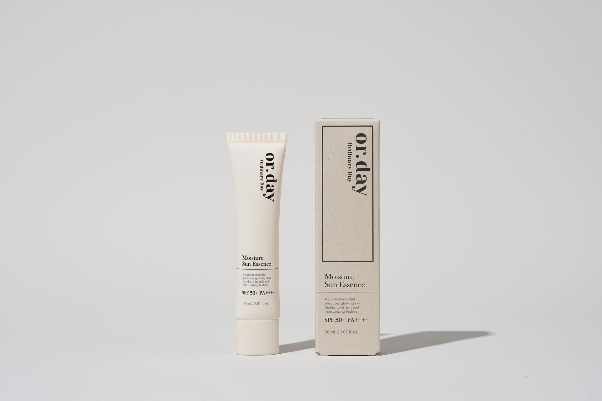 一管Or.day SPF50+防曬霜，附有中英文文字。圖中的氣泡內含描述產品功效的文字。