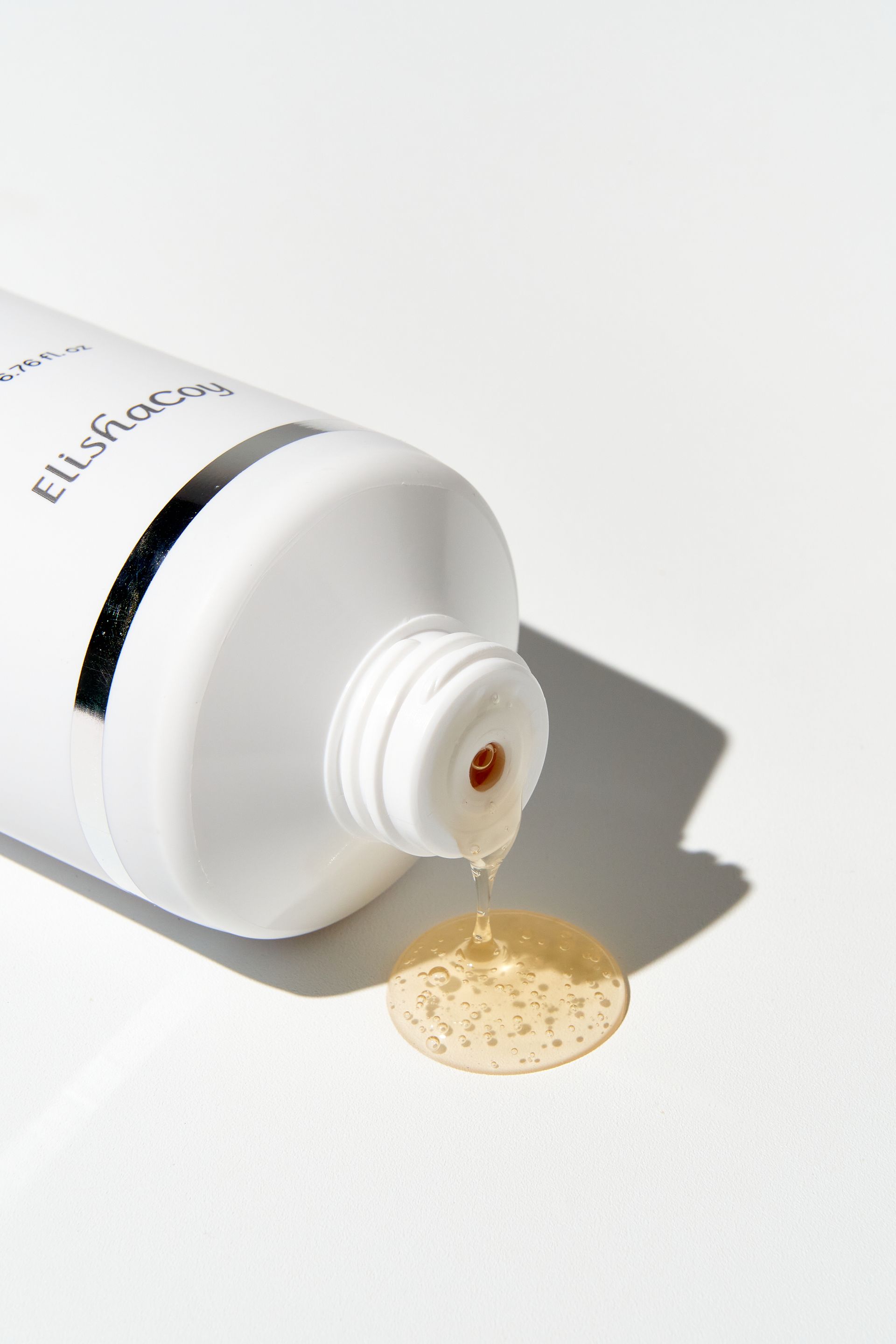 白色的管狀洗面乳，上面印著藍色的字。這是一款二合一的卸妝潔面產品。