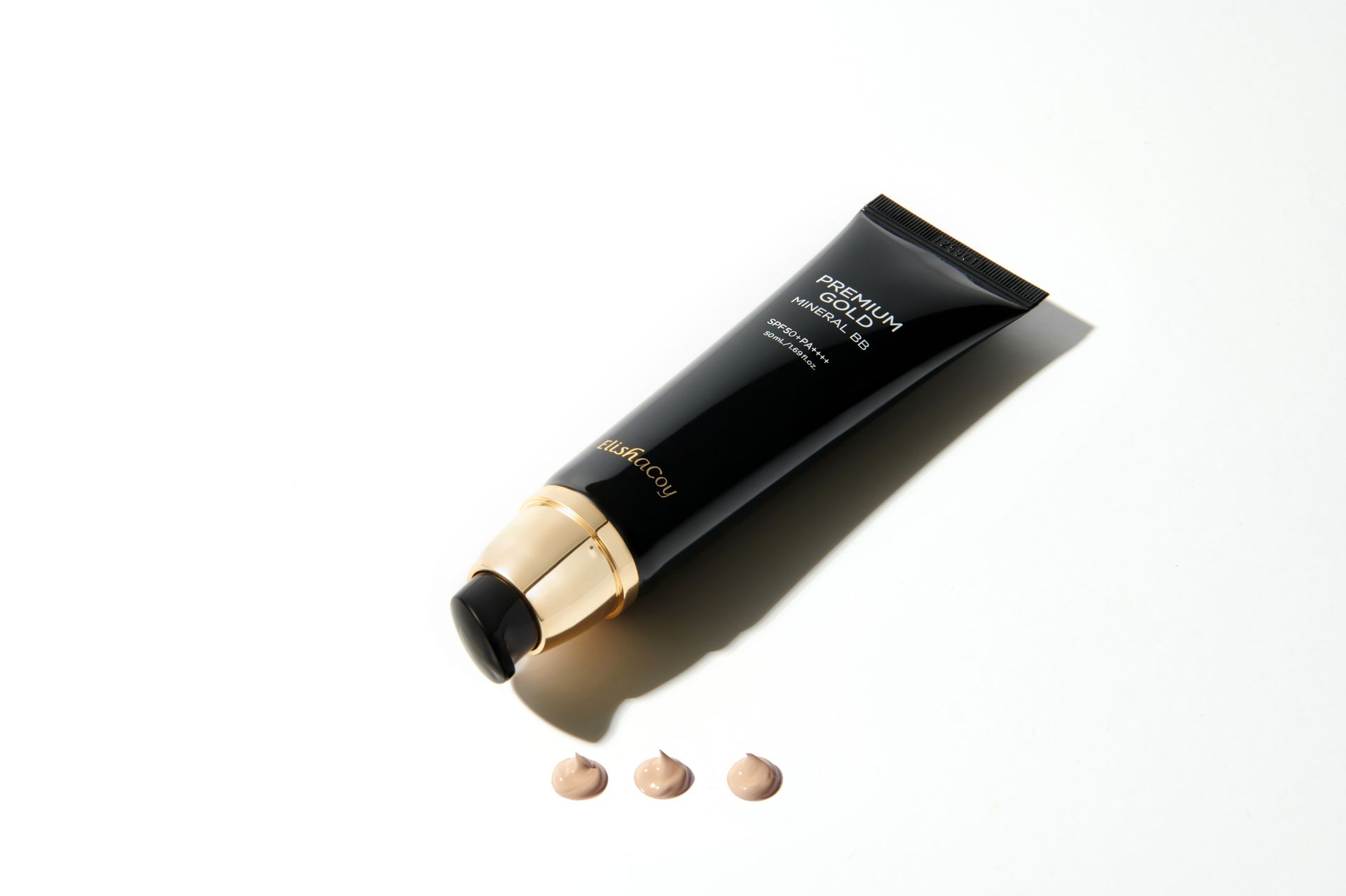 BB霜管身飾有金色裝飾。文字宣傳美白、皮膚健康，以及24K黃金。