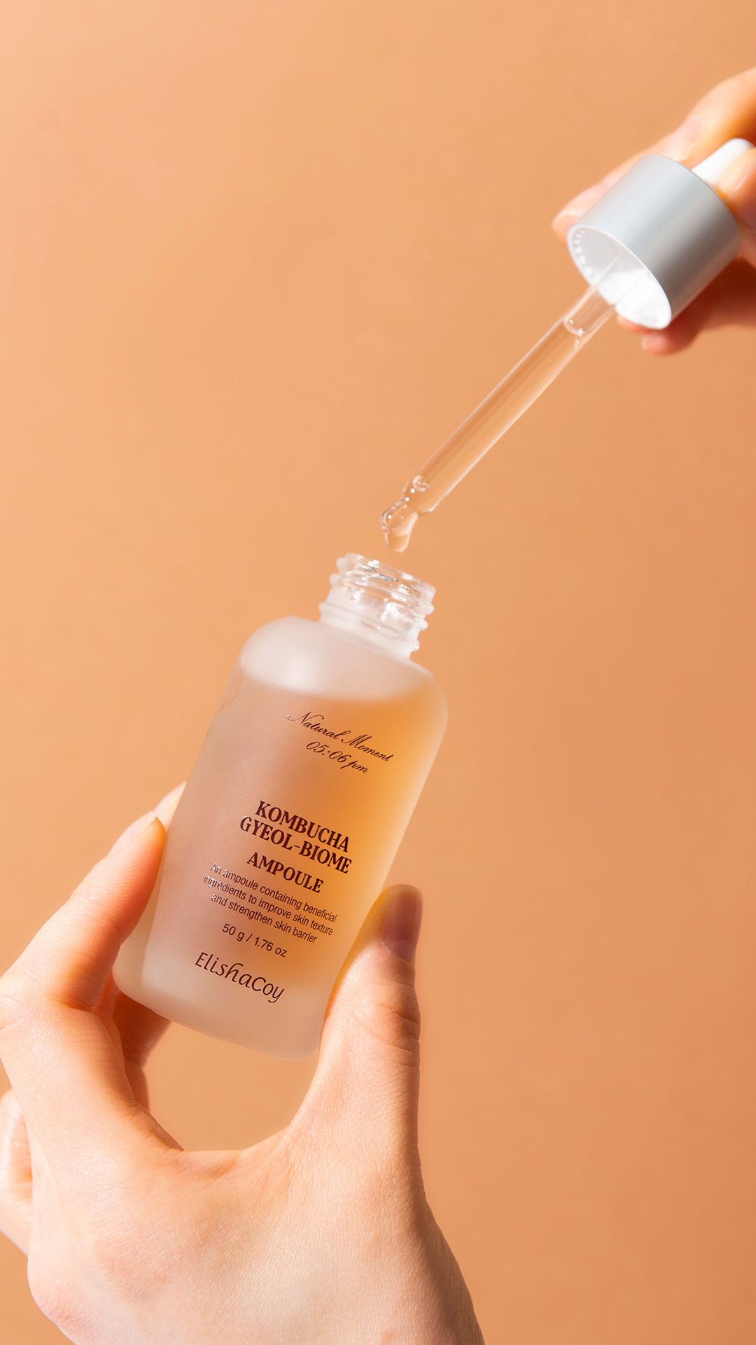 一瓶 Elisha Coy Gyeol-Biome 康普茶精華，附有關於其特性的文字。