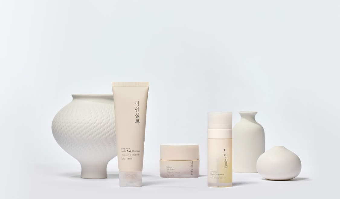 白色背景上的護膚品和白色花瓶。