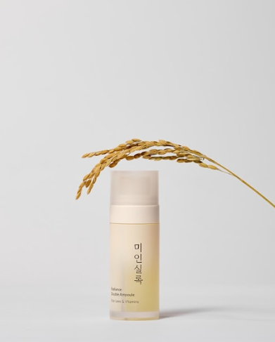 保養品，淺米色瓶子，印有韓文、麥稈，白色背景。