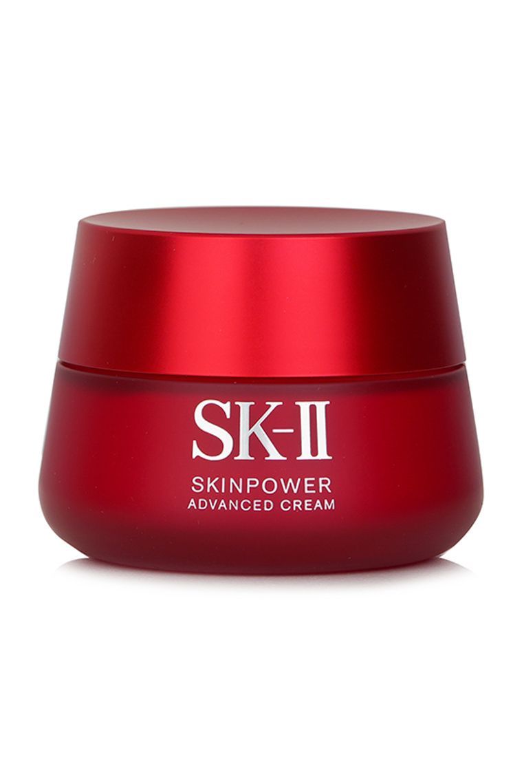 白色表面上有紅色 SK-II Skinpower Advanced Cream 罐和盒子。