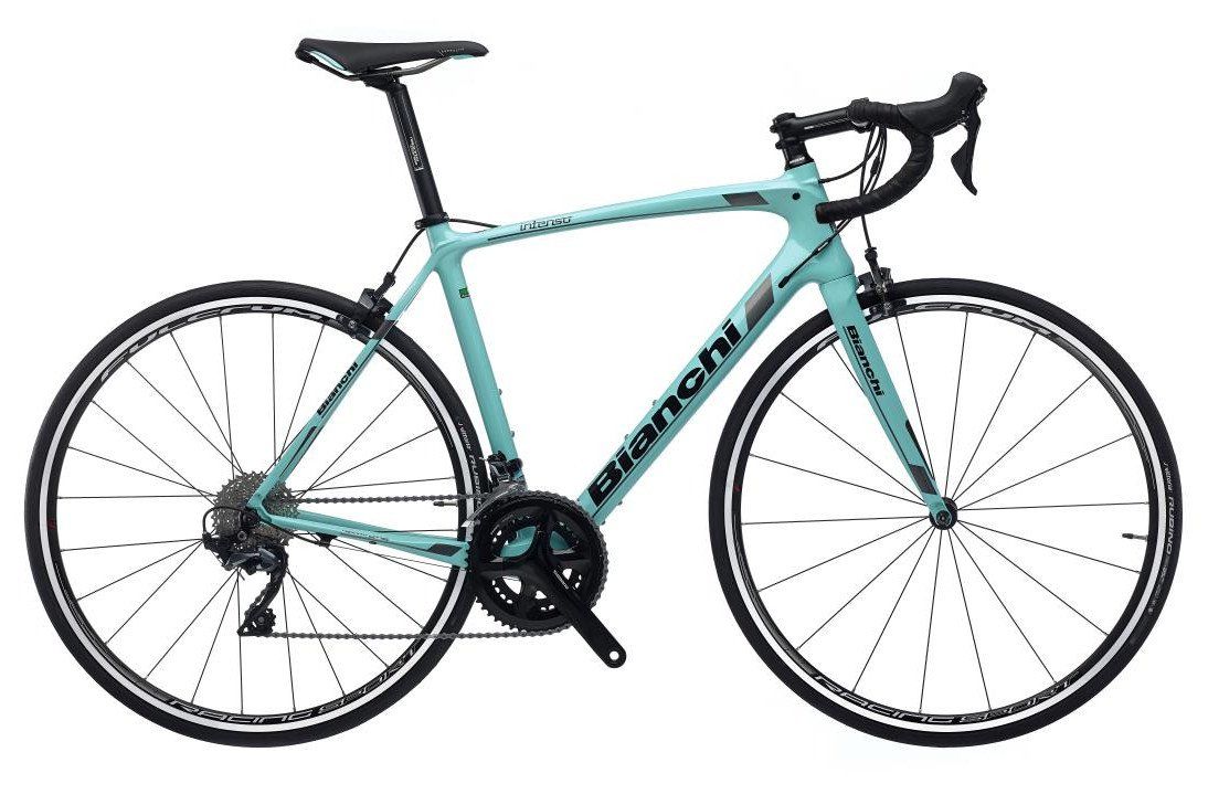 Bici da strada Bianchi azzurra con componenti neri.