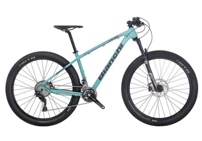 Una mountain bike Bianchi azzurra su sfondo bianco. Ha pneumatici neri e sospensioni anteriori.
