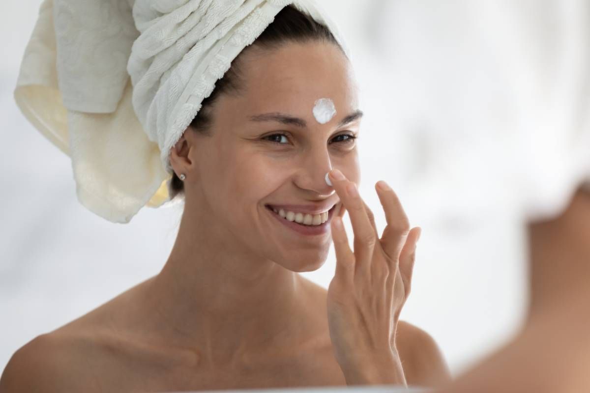 Woman in a spa applying mineral sunscreen near Lexington, London, Richmond, Pikeville, and Paris, Kentucky (KY)