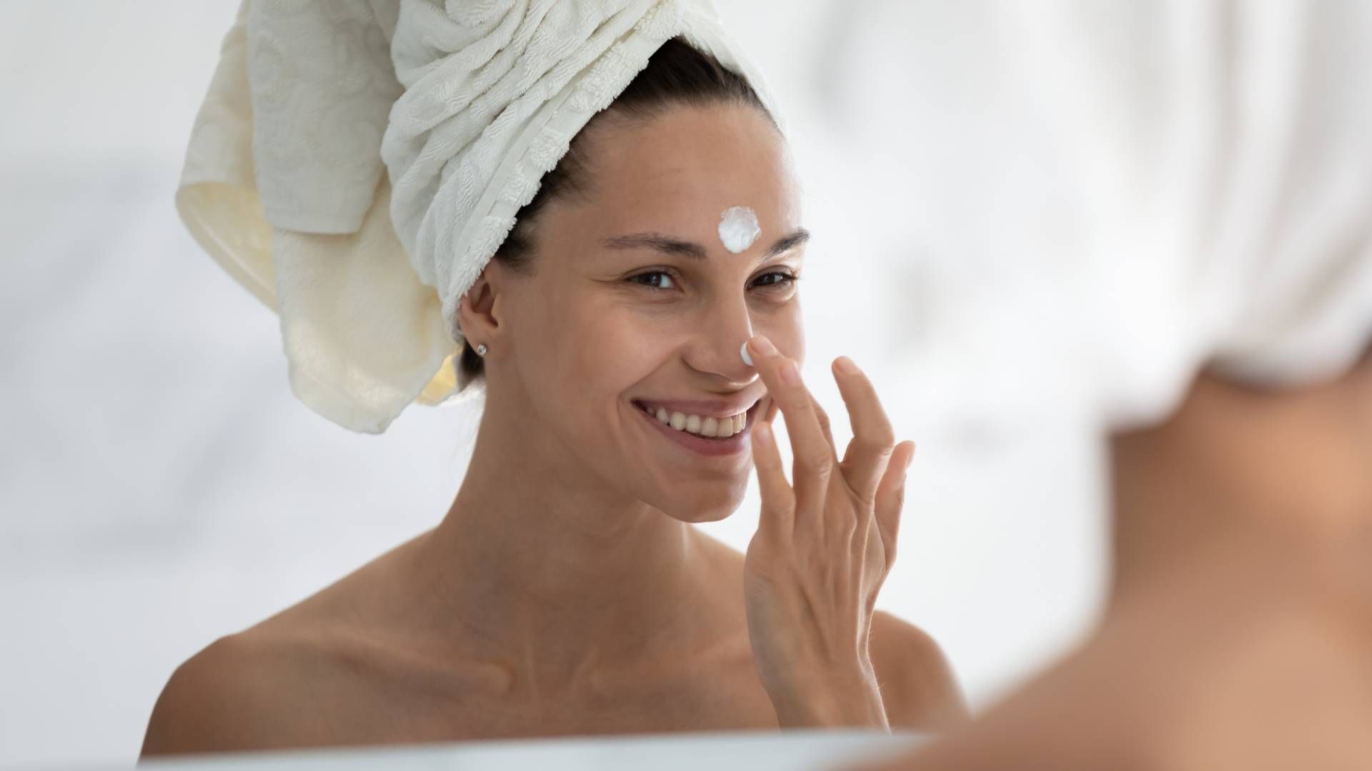 Woman in a spa applying mineral sunscreen near Lexington, London, Richmond, Pikeville, and Paris, Ke