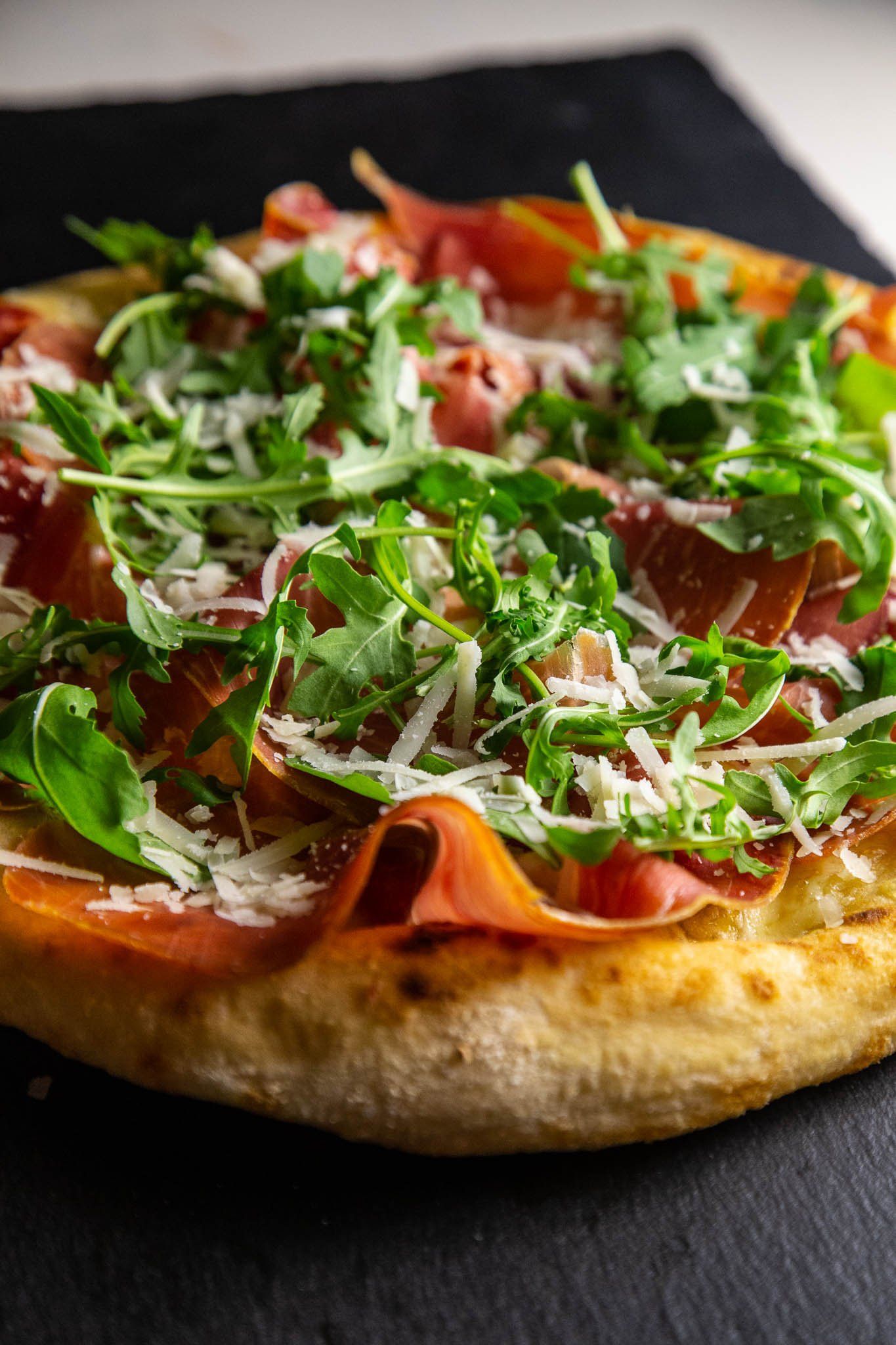 pizza con rucola e prosciutto