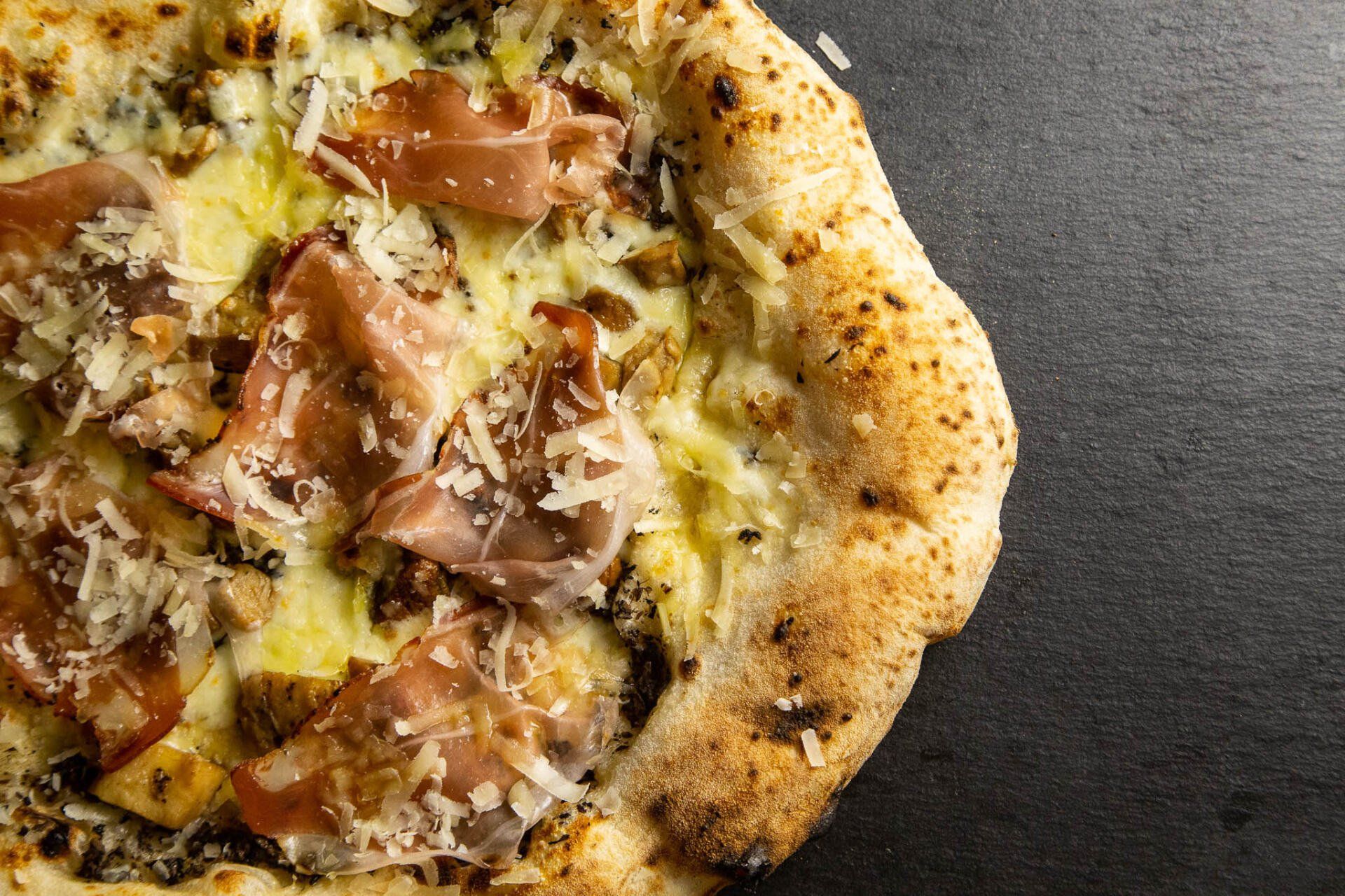 pizza con prosciutto e zafferano