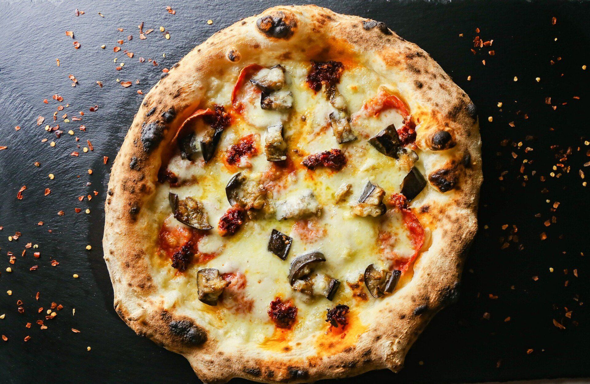 pizza con verdure e formaggio