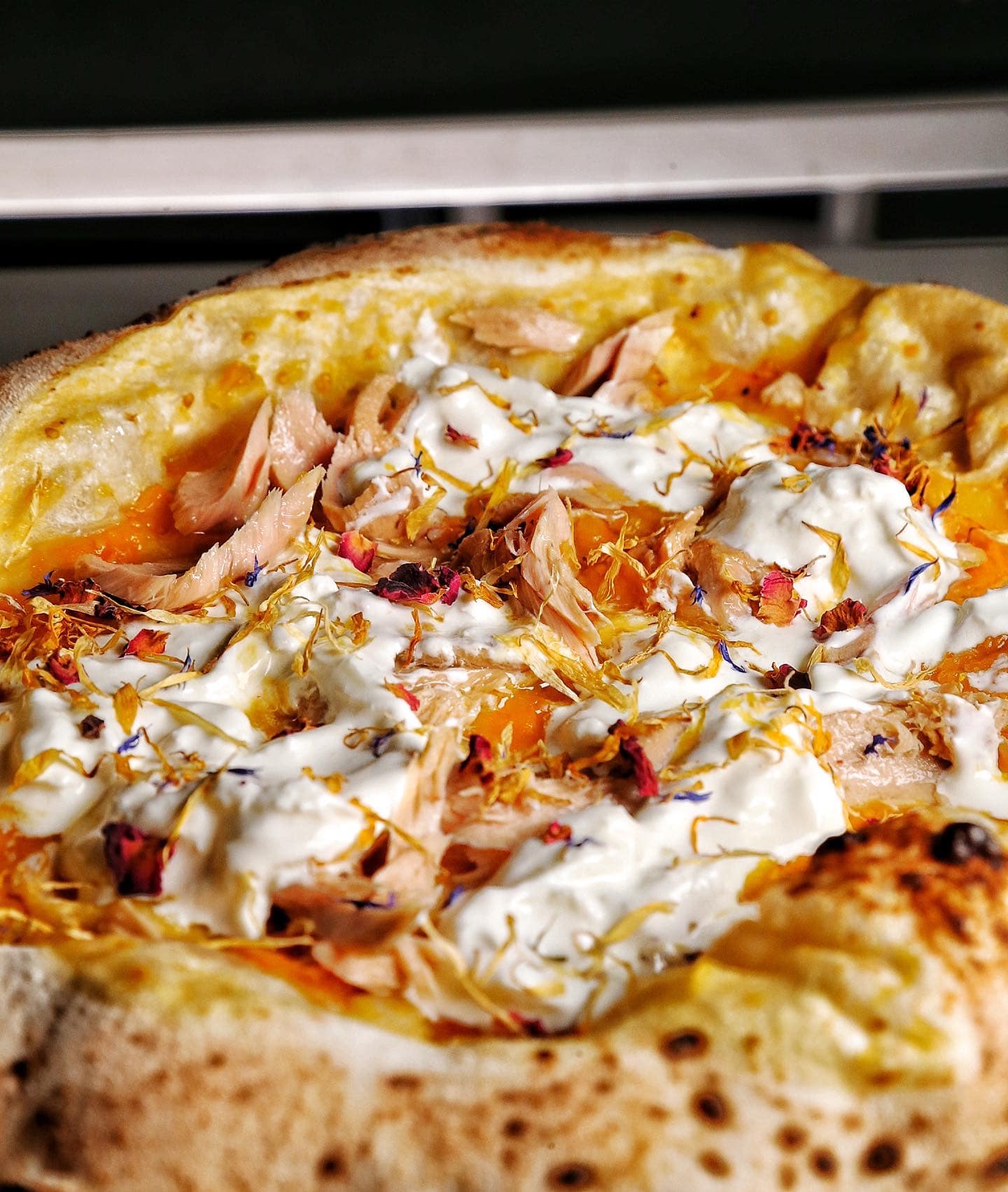 pizza con condimenti  vari