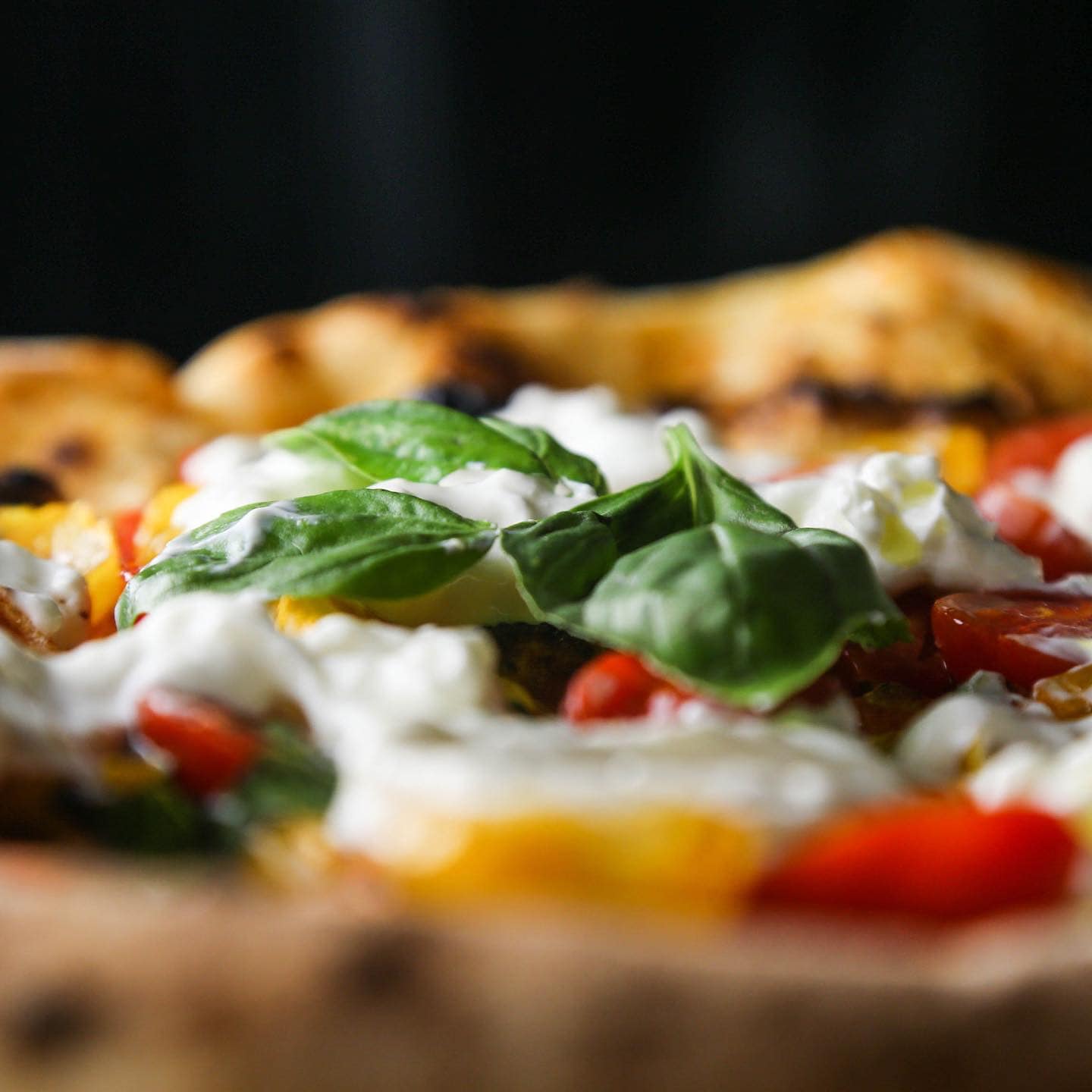 fetta di pizza con pomodorini