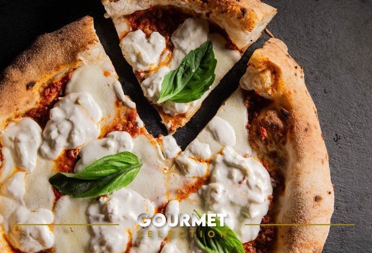 Ragù di vitello, mozzarella di bufala e stracciata di bufala