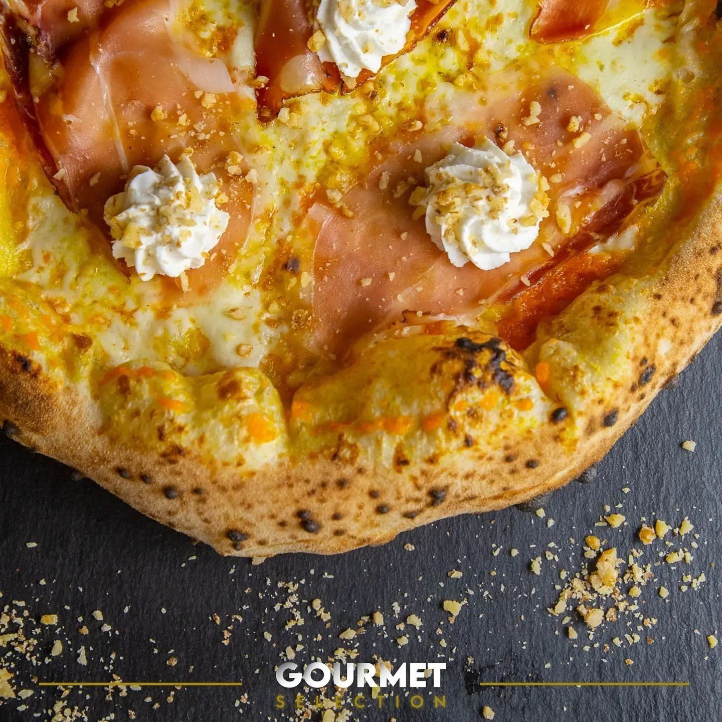Crema di zucca, speck con ciuffi di ricotta e granella di noci