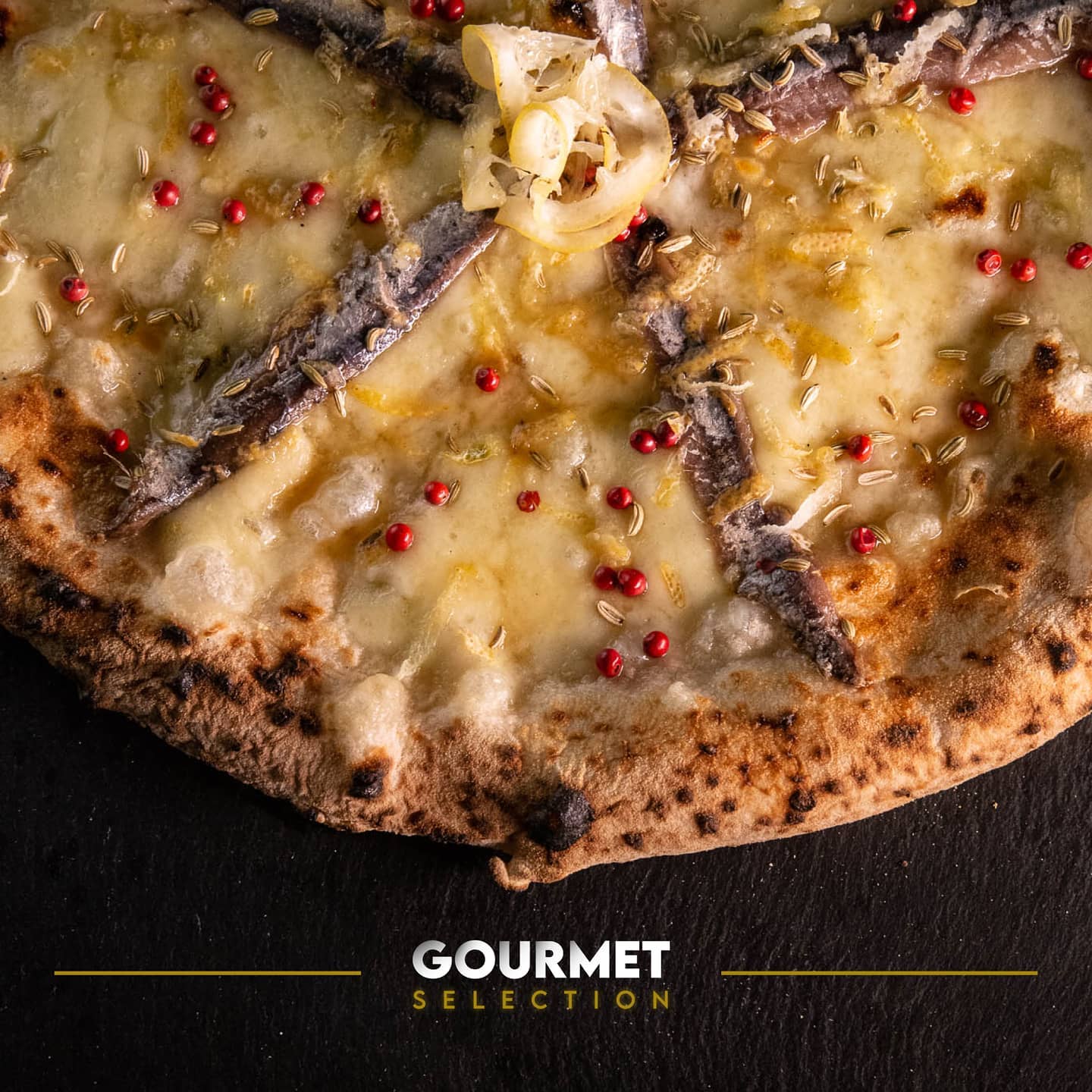 Alici, colatura di alici, finocchietto, pepe rosa e zest di limone.