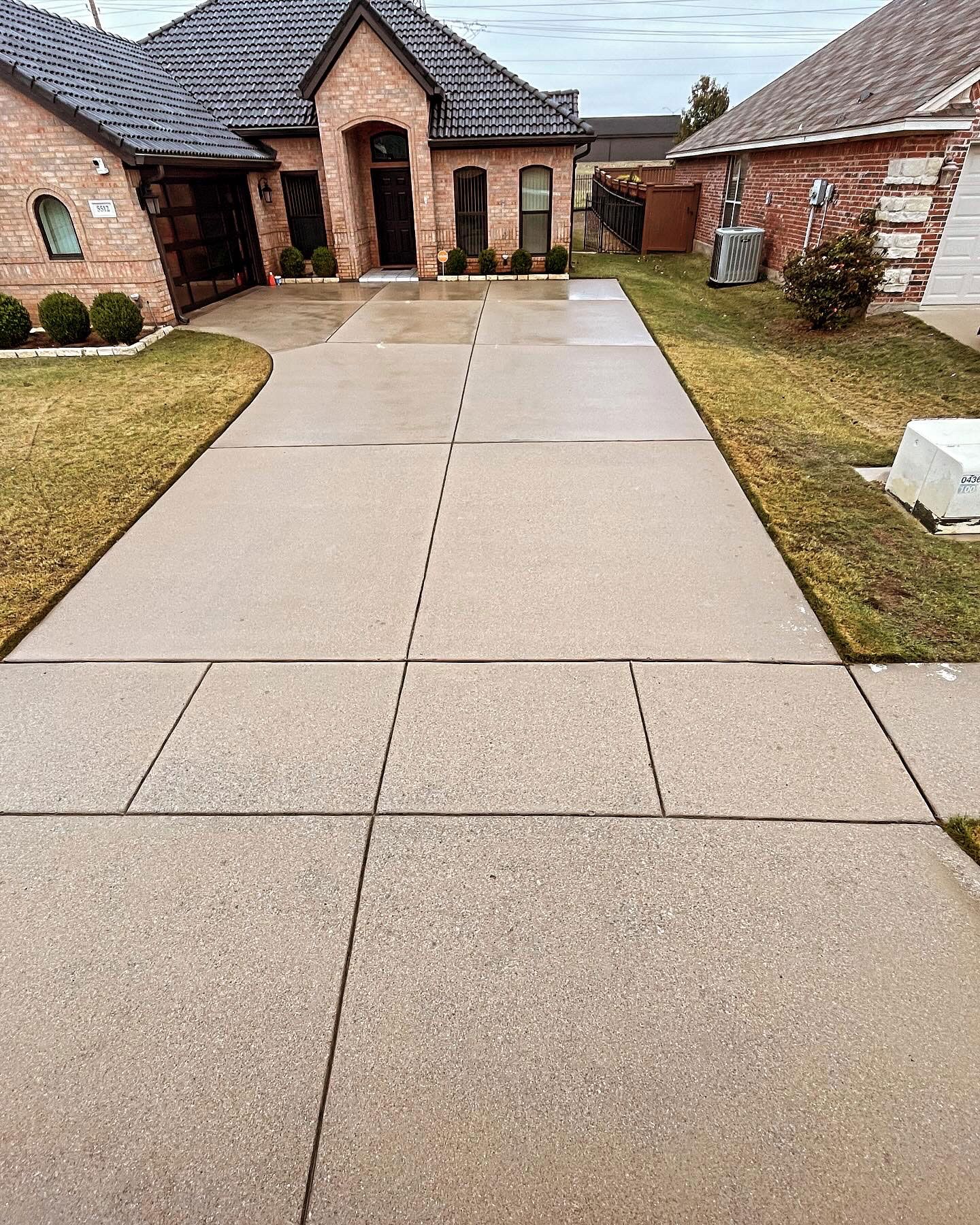 Cleaned Residential Driveway – Fort Worth, TX – Dorsal Professional Services