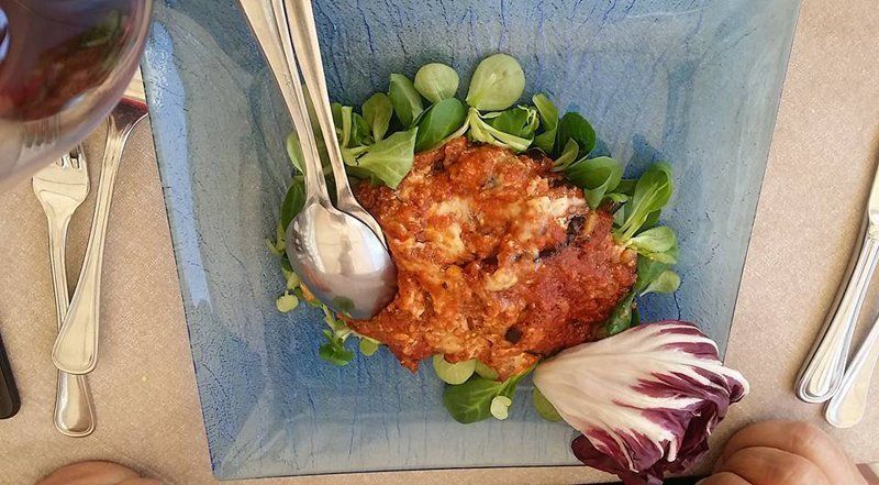 parmigiana di melanzane su letto di valeriana