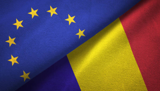 Las banderas de la unión europea y rumania están una al lado de la otra