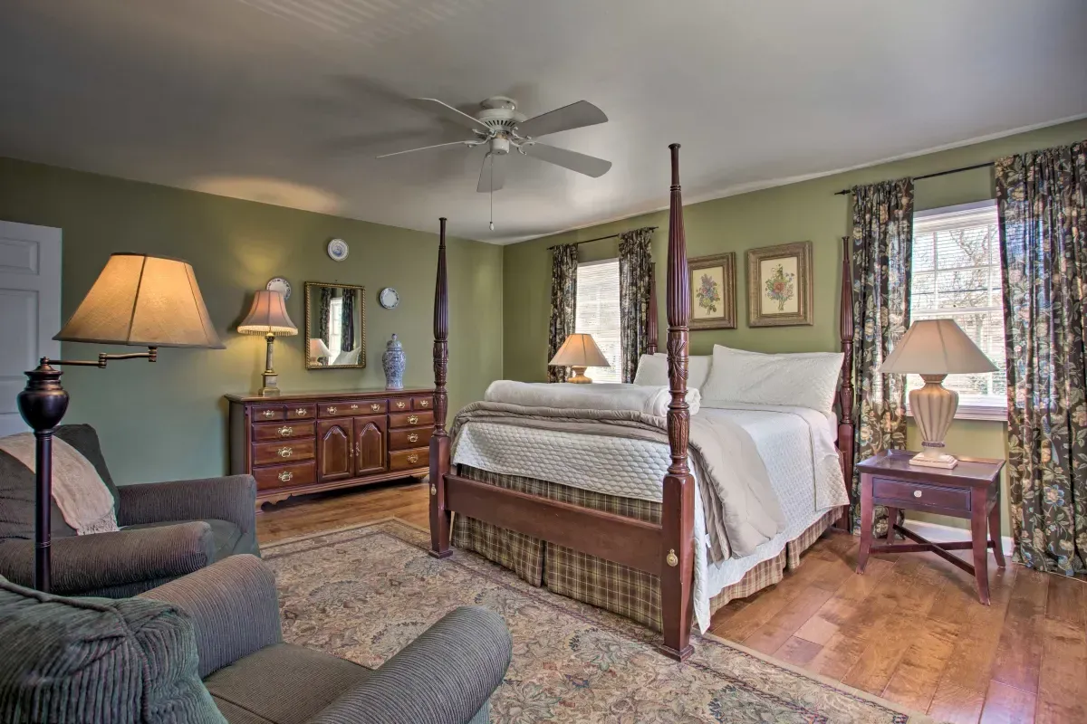 there is a four poster bed in the middle of the room .