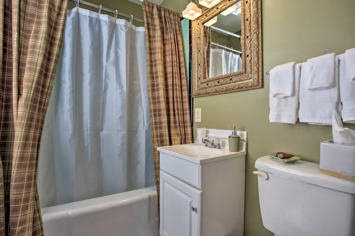 a bathroom with a sink , toilet , bathtub and mirror .