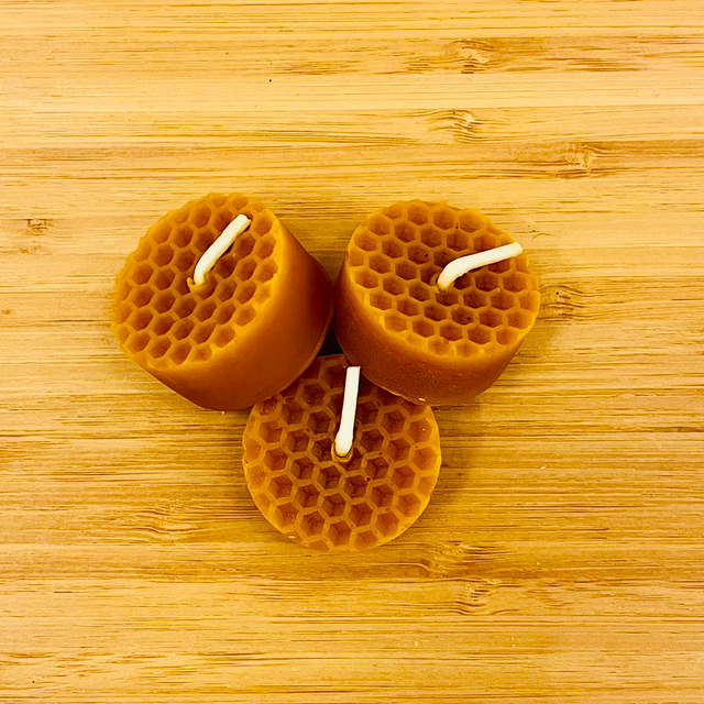 Teelicht aus reinem Bienenwachs