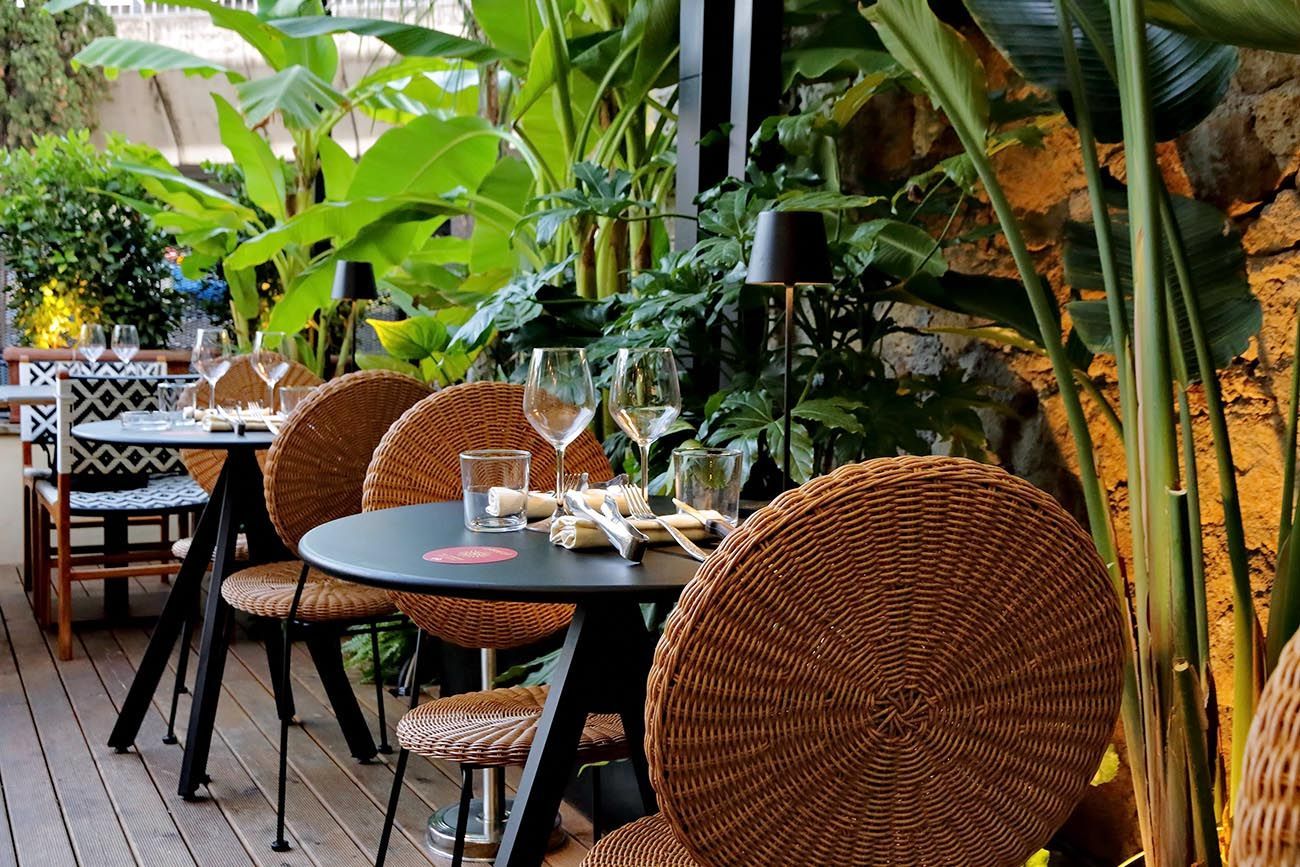 Moderne restaurant met houten tafels, beige stoelen, warme verlichting, natuurlijke materialen