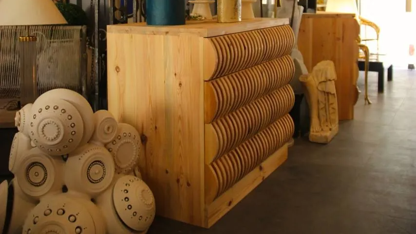 interni azienda con mobili in esposizione