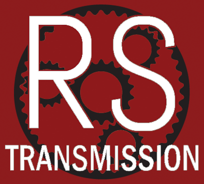 « RS » blanc sur un motif d'engrenage, fond rouge avec « TRANSMISSION » en dessous.