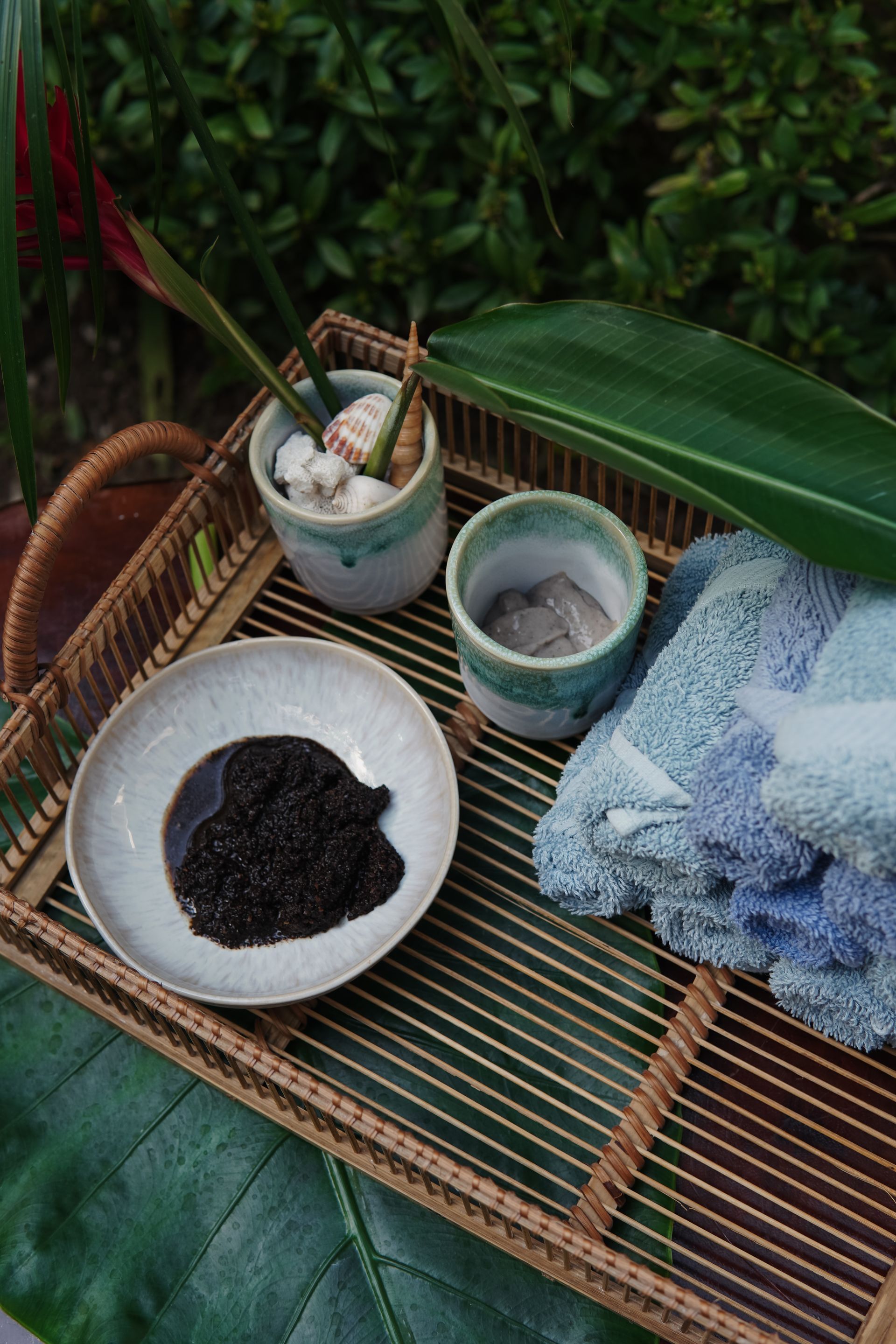 A wicker tray with a plate of food and a towel on it.