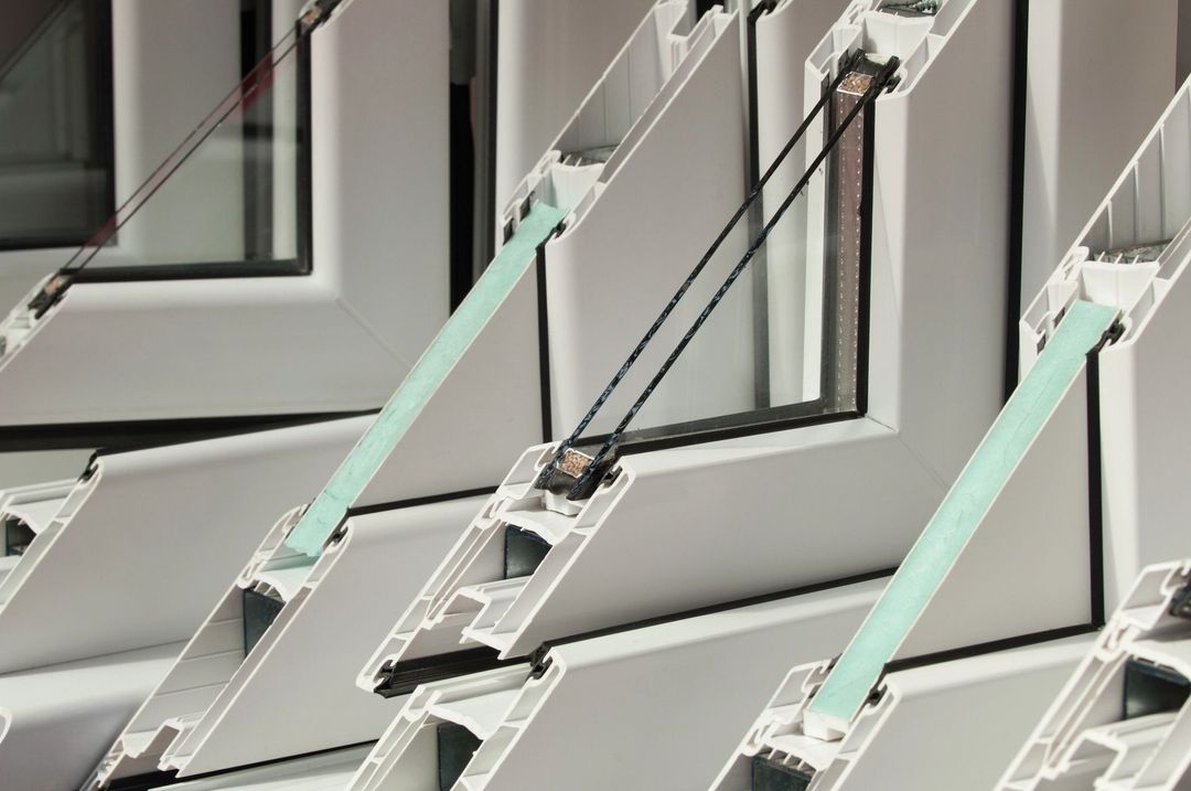 Primo piano delle sezioni bianche del telaio della finestra, che rivelano il vetro e i meccanismi interni, evidenziando il design.