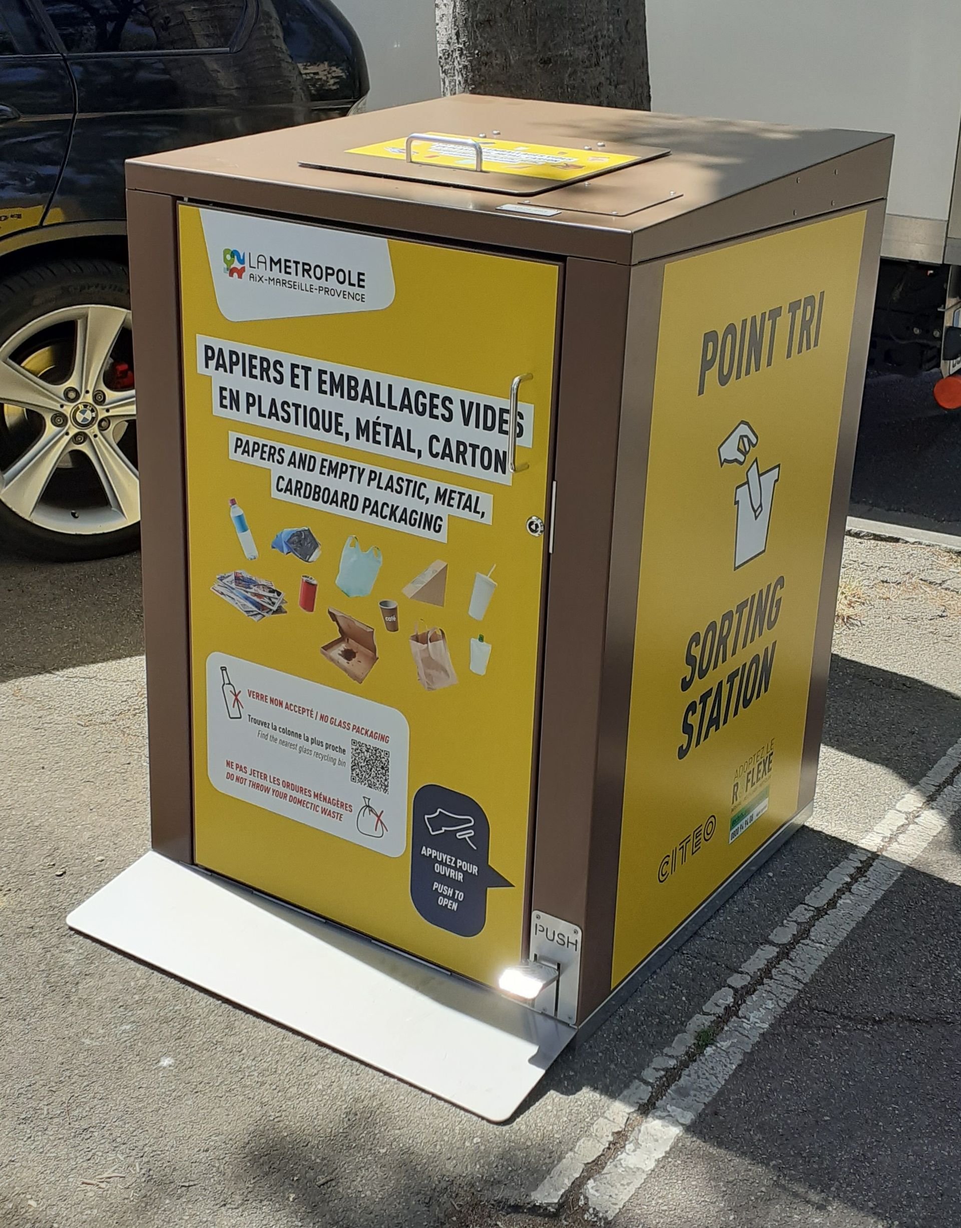 Poubelle de recyclage jaune et marron portant l'inscription « Triti' Station » avec instructions et illustrations.