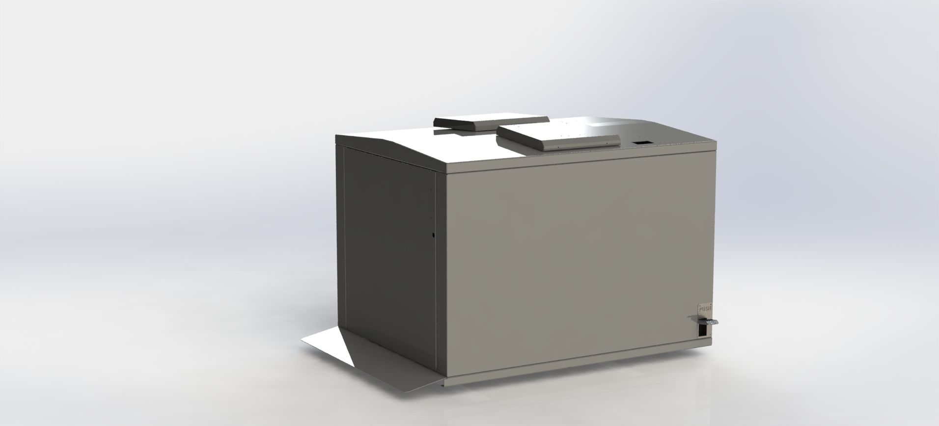 Une boîte métallique brillante, à couvercle bombé et deux couvercles rectangulaires, posée sur une surface blanche.