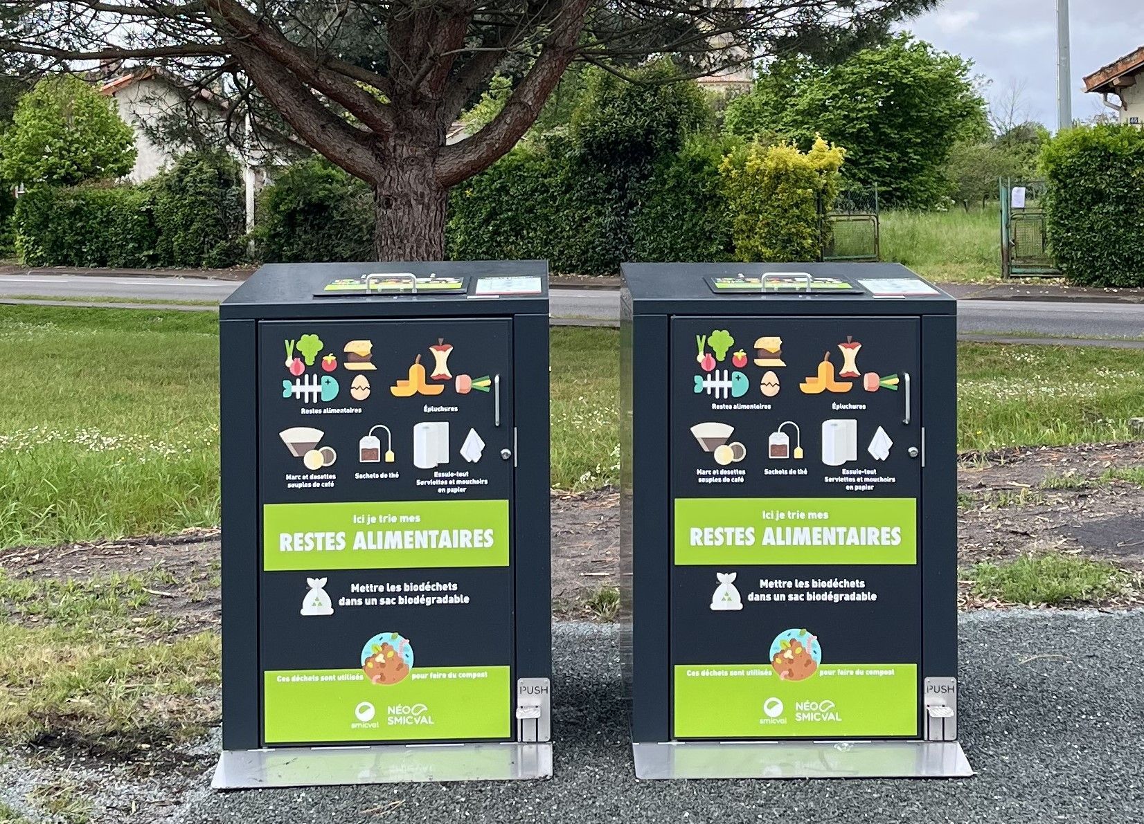 Deux poubelles à déchets alimentaires vert foncé avec des instructions illustrées, à l'extérieur.