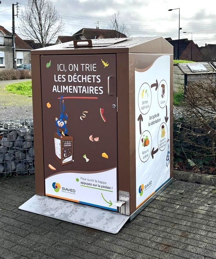 Poubelle brune de recyclage des déchets alimentaires avec instructions et illustration.